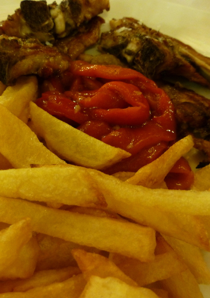 Una foto de Chuletas de cordero y patatas fritas