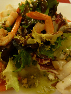 Una foto de Ensalada de calamares y gambas con mostaza