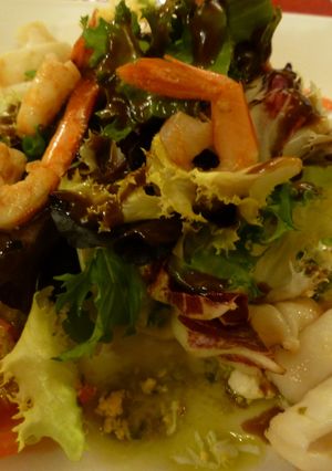 Una foto de Ensalada de calamares y gambas con mostaza