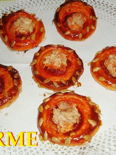 Una foto de Hojaldres con sobrasada, atún y pipas