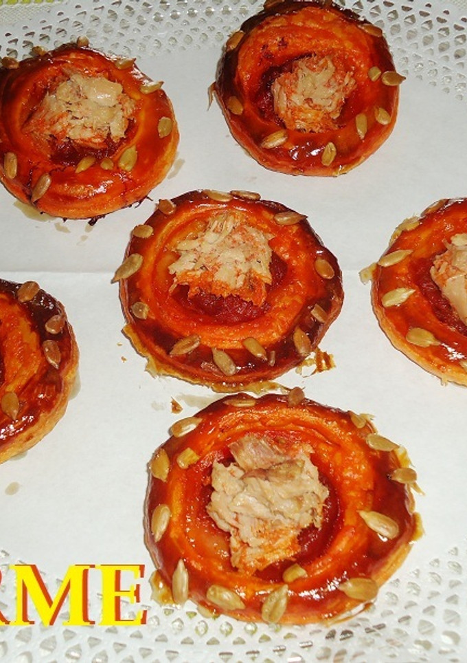 Una foto de Hojaldres con sobrasada, atún y pipas