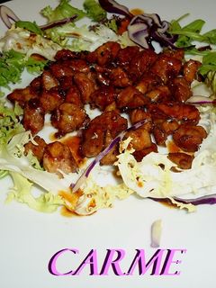 Una foto de Ensalada con tacos de solomillo agridulces