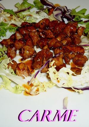 Una foto de Ensalada con tacos de solomillo agridulces