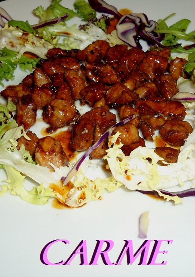 Una foto de Ensalada con tacos de solomillo agridulces