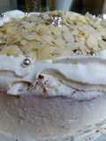 Tarta de crema pastelera, nata y almendras