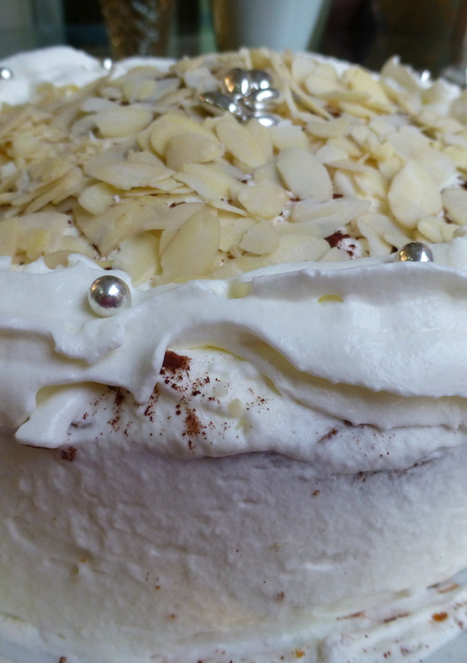 Una foto de Tarta de crema pastelera, nata y almendras
