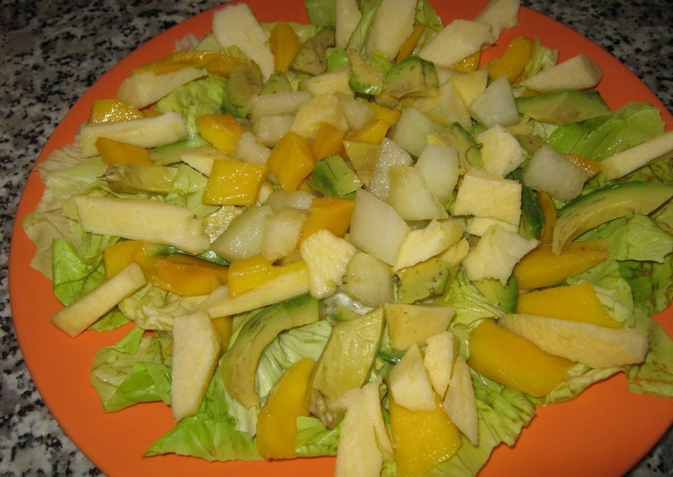 Ensalada de mango, manzanas y aguacates<br />