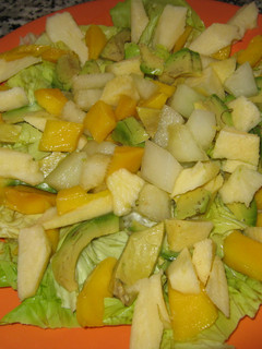 Una foto de Ensalada de mango, manzanas y aguacates