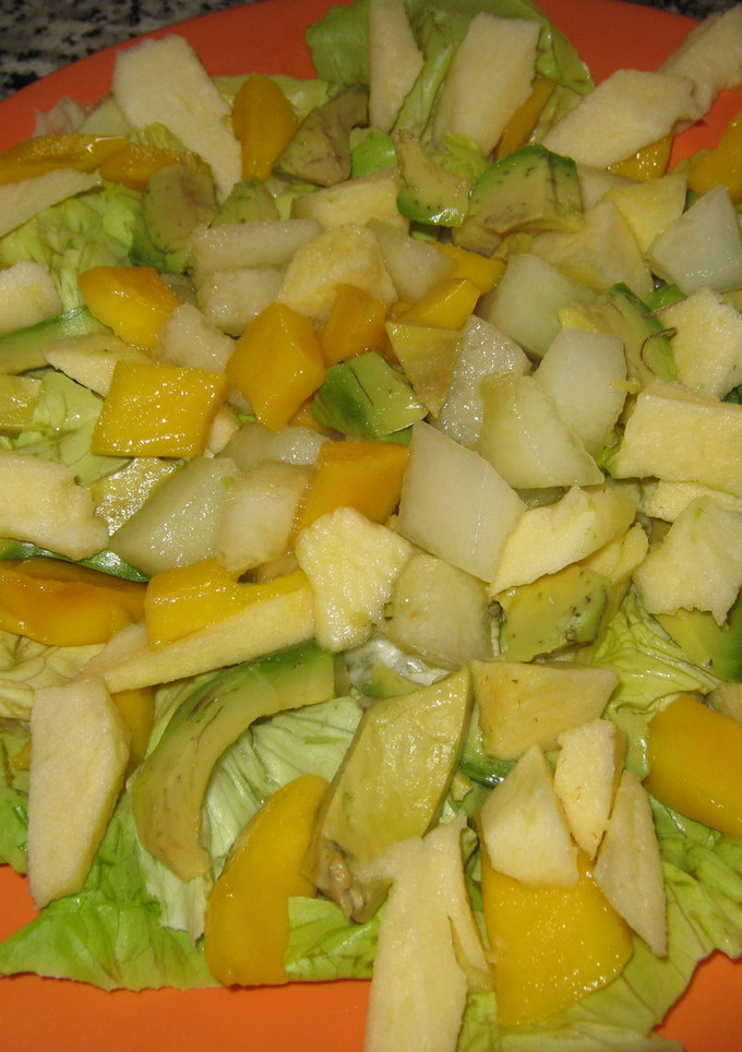 Una foto de Ensalada de mango, manzanas y aguacates