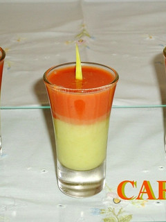 Una foto de Chupitos de gazpacho de sandía y aguacate