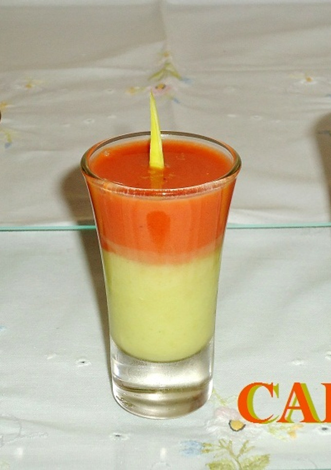 Una foto de Chupitos de gazpacho de sandía y aguacate