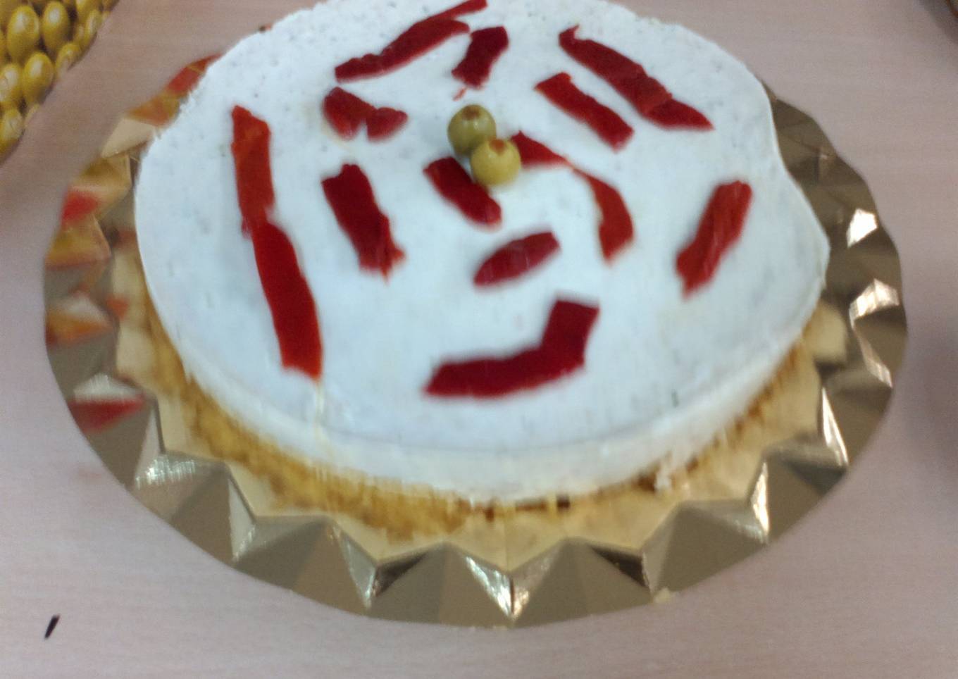 Tarta salada de queso, salmón y lima