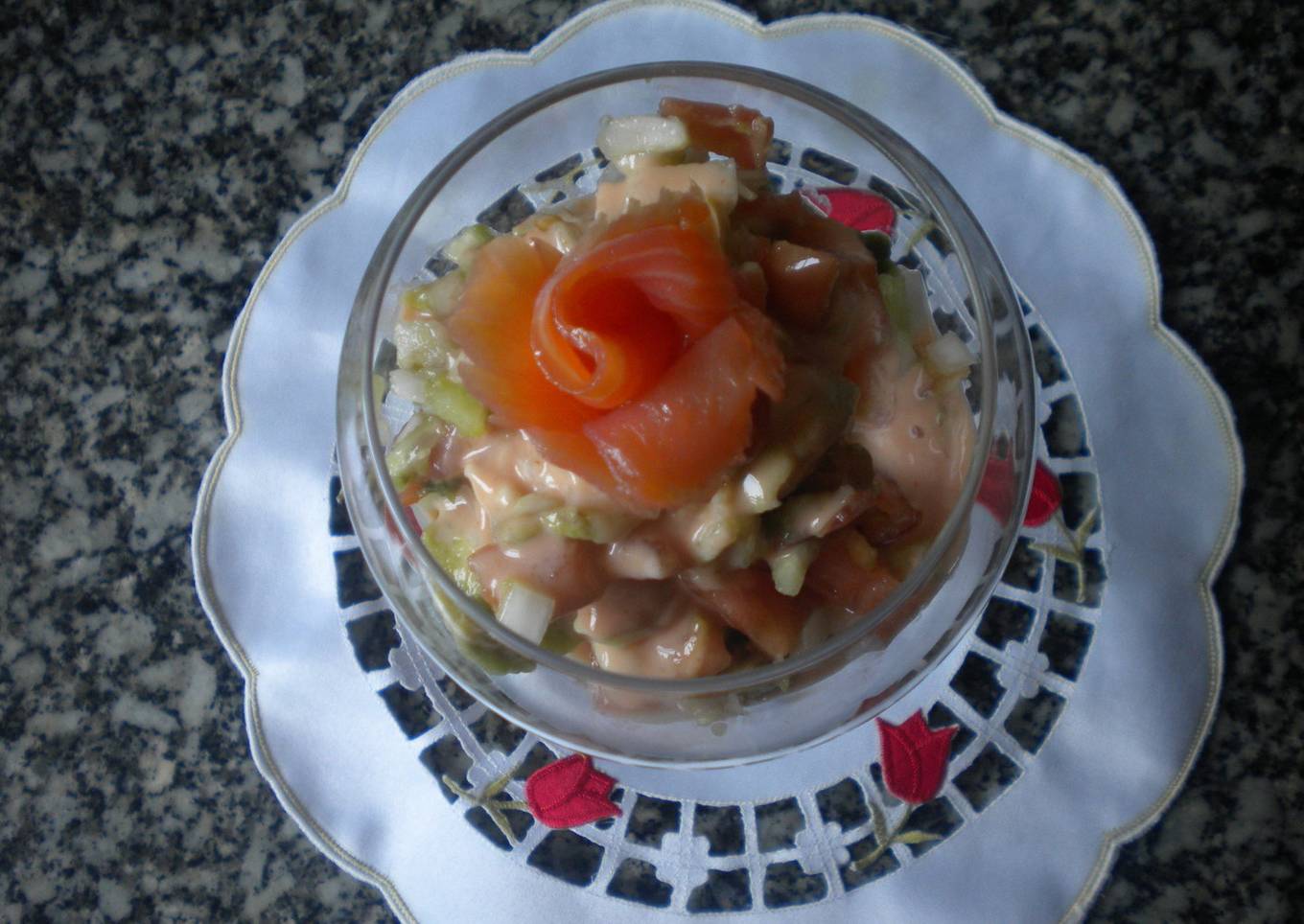 Salpicón de aguacate con salmón