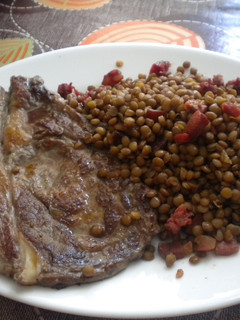 Una foto de Lentejas salteadas con chorizo y jamón