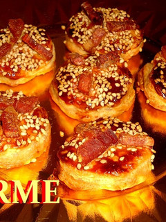 Una foto de Bocaditos de hojaldre de jamón y sésamo