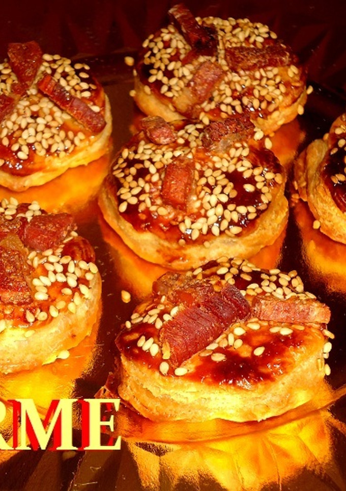 Una foto de Bocaditos de hojaldre de jamón y sésamo