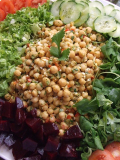 Una foto de Ensalada de garbanzos, canónigos y remolacha con vinagreta de cilantro