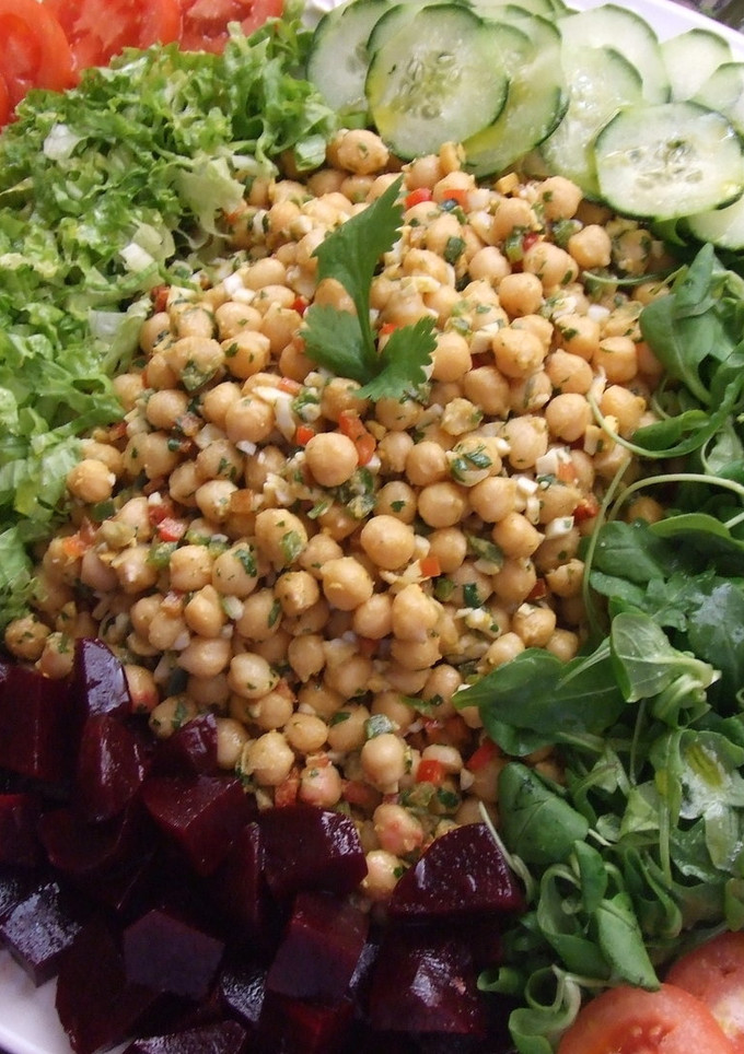 Una foto de Ensalada de garbanzos, canónigos y remolacha con vinagreta de cilantro