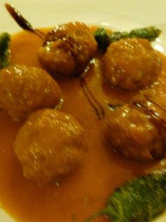 Una foto de Albóndigas con pimientos verdes