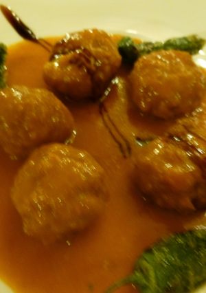 Una foto de Albóndigas con pimientos verdes