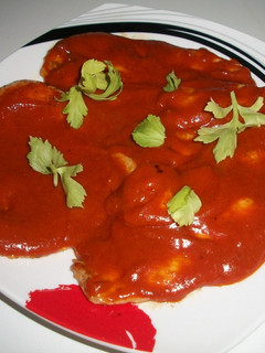 Una foto de Pechugas de pollo con salsa de pimientos rojos