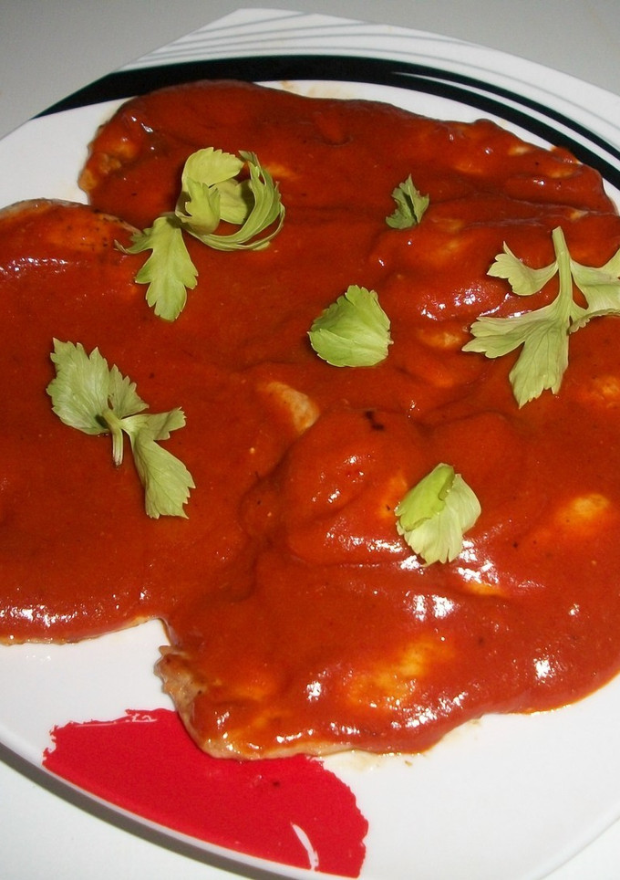 Una foto de Pechugas de pollo con salsa de pimientos rojos