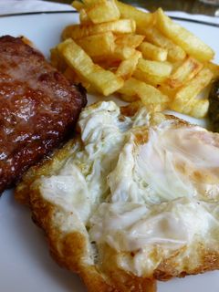 Una foto de Plato combinado con hamburguesa