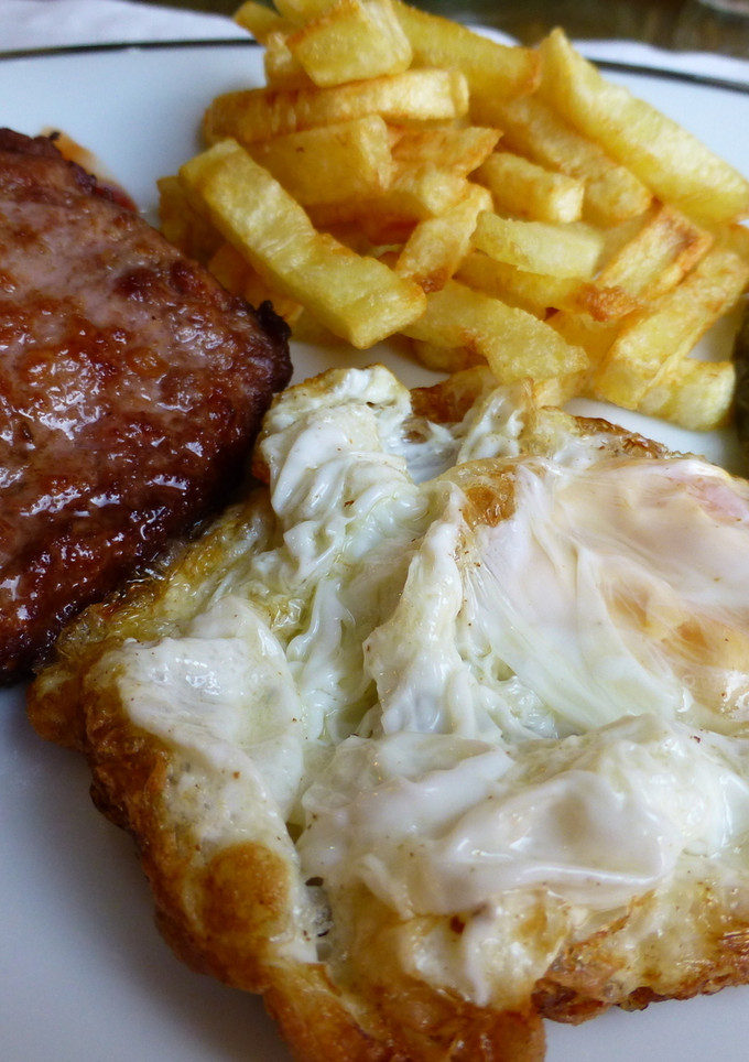Una foto de Plato combinado con hamburguesa