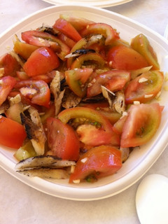 Una foto de Ensalada de capellanes en salazón con tomate
