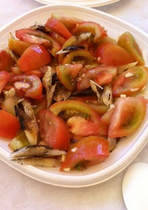 Una foto de Ensalada de capellanes en salazón con tomate