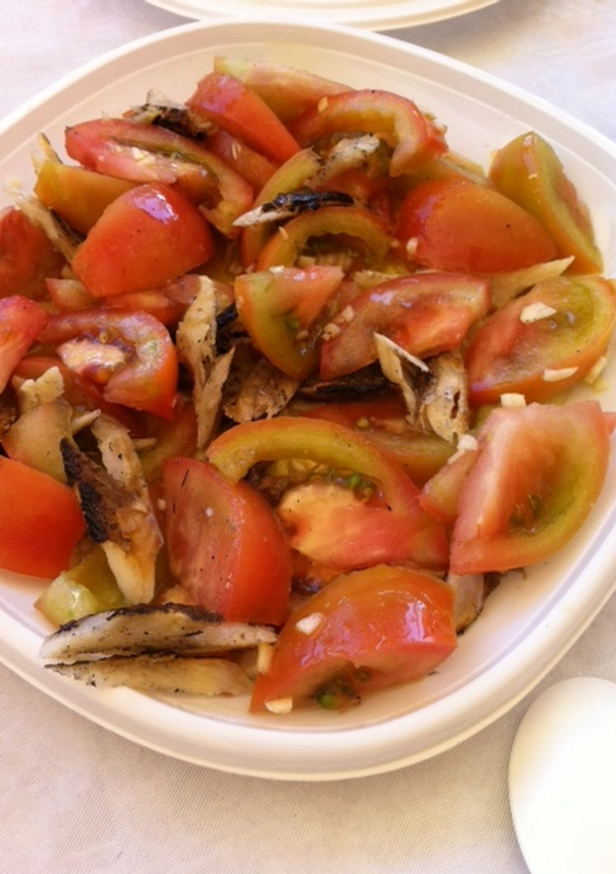 Una foto de Ensalada de capellanes en salazón con tomate