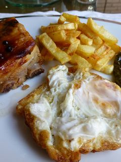 Una foto de Plato combinado de costillas al horno 