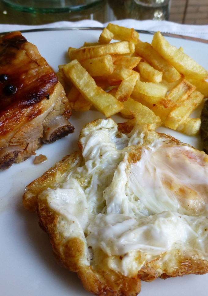 Una foto de Plato combinado de costillas al horno 