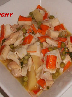 Una foto de Cazuela de pollo con surimi y verduras al vino