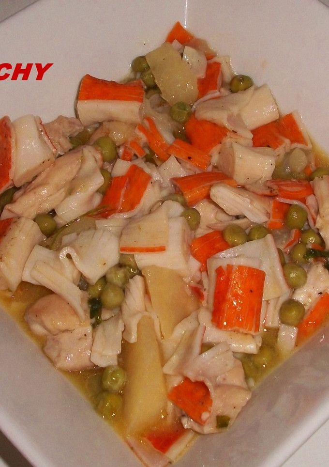 Una foto de Cazuela de pollo con surimi y verduras al vino