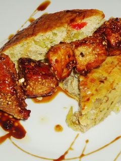Una foto de Brochetas de pollo con salsa de soja, miel y sésamo