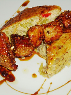 Una foto de Brochetas de pollo con salsa de soja, miel y sésamo