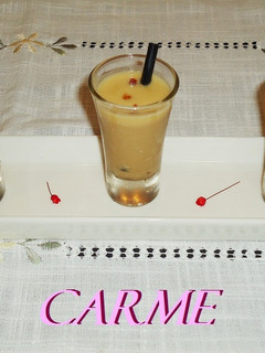 Una foto de Chupitos de gazpacho de almendras y virutas de serrano