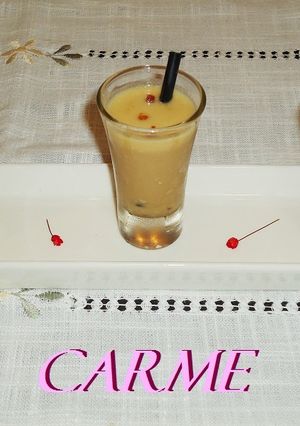 Una foto de Chupitos de gazpacho de almendras y virutas de serrano