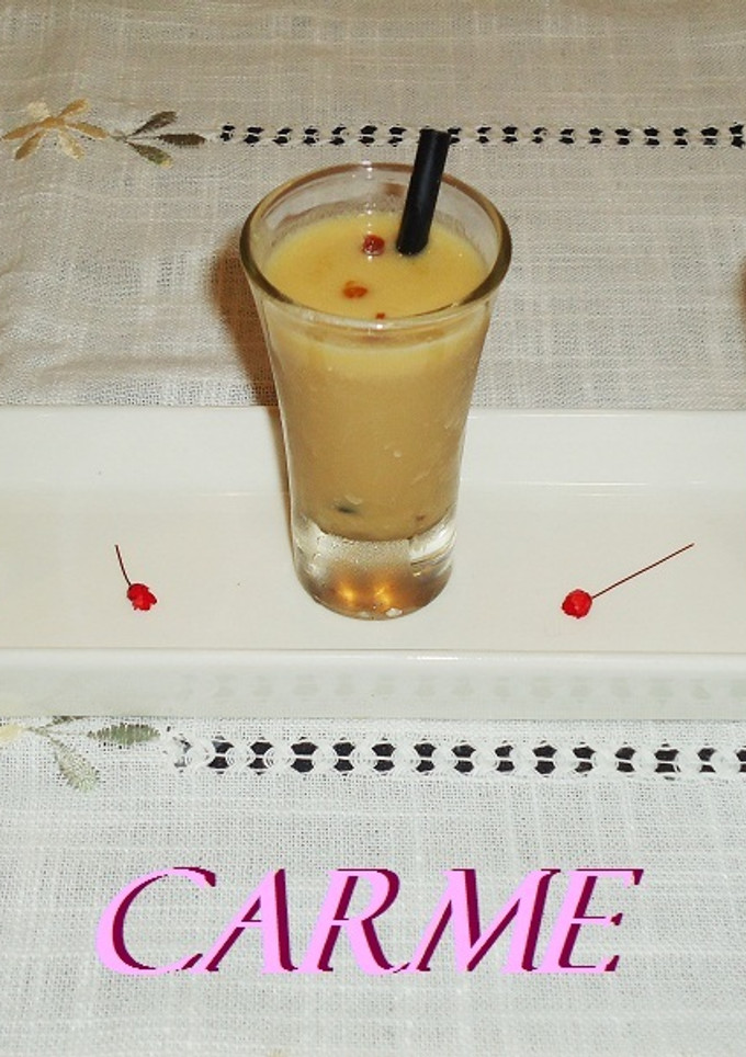 Una foto de Chupitos de gazpacho de almendras y virutas de serrano