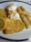 Plato combinado con espárragos, lenguado y huevos rellenos