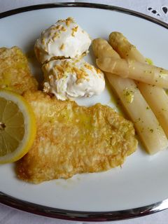 Una foto de Plato combinado con espárragos, lenguado y huevos rellenos