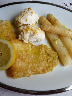 Una foto de Plato combinado con espárragos, lenguado y huevos rellenos