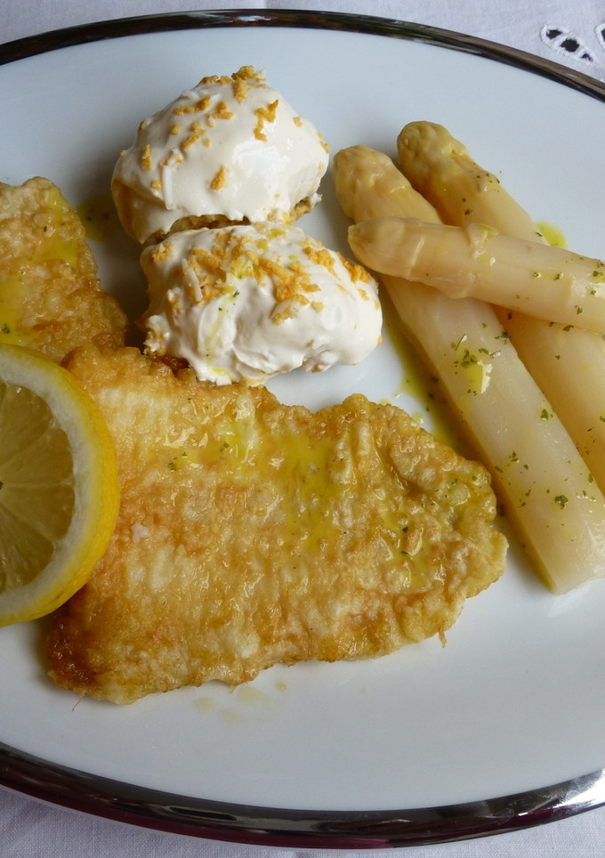 Una foto de Plato combinado con espárragos, lenguado y huevos rellenos