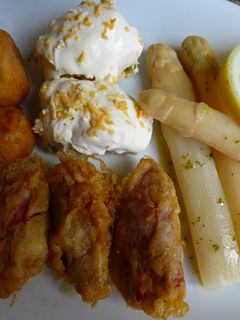 Una foto de Plato combinado con espárragos, huevos rellenos, pimientos y croquetas