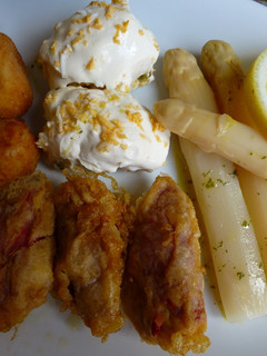 Una foto de Plato combinado con espárragos, huevos rellenos, pimientos y croquetas