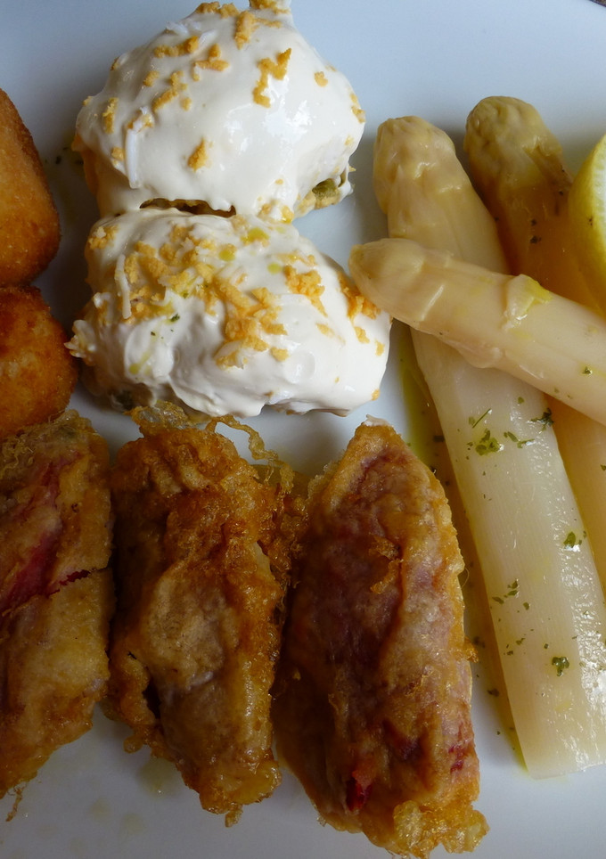 Una foto de Plato combinado con espárragos, huevos rellenos, pimientos y croquetas