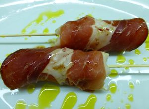 Una foto de Brocheta de melón, sandía y jamón ibérico