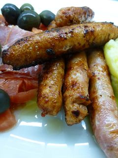 Una foto de Plato combinado salchichas, puré y ensalada de tomate