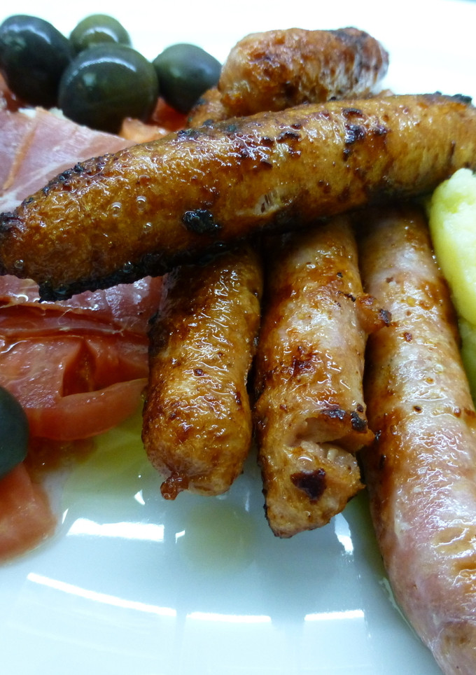 Una foto de Plato combinado salchichas, puré y ensalada de tomate
